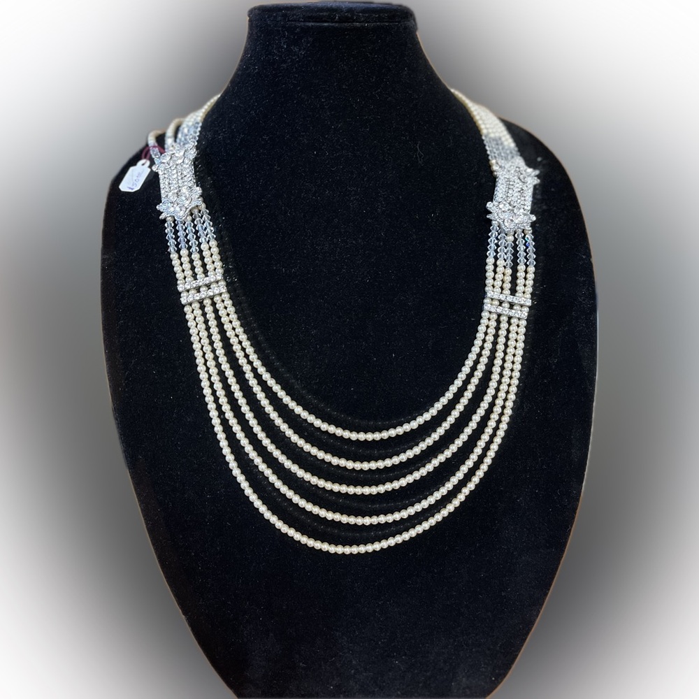NWOT Elegant Faux Pearl Necklace Front & Back Drop